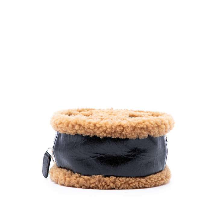 Chanel Shearling à finitions brillant Froissé Rond Pochette avec chaîne de mouton Noir – vue 3 – GABY PARIS