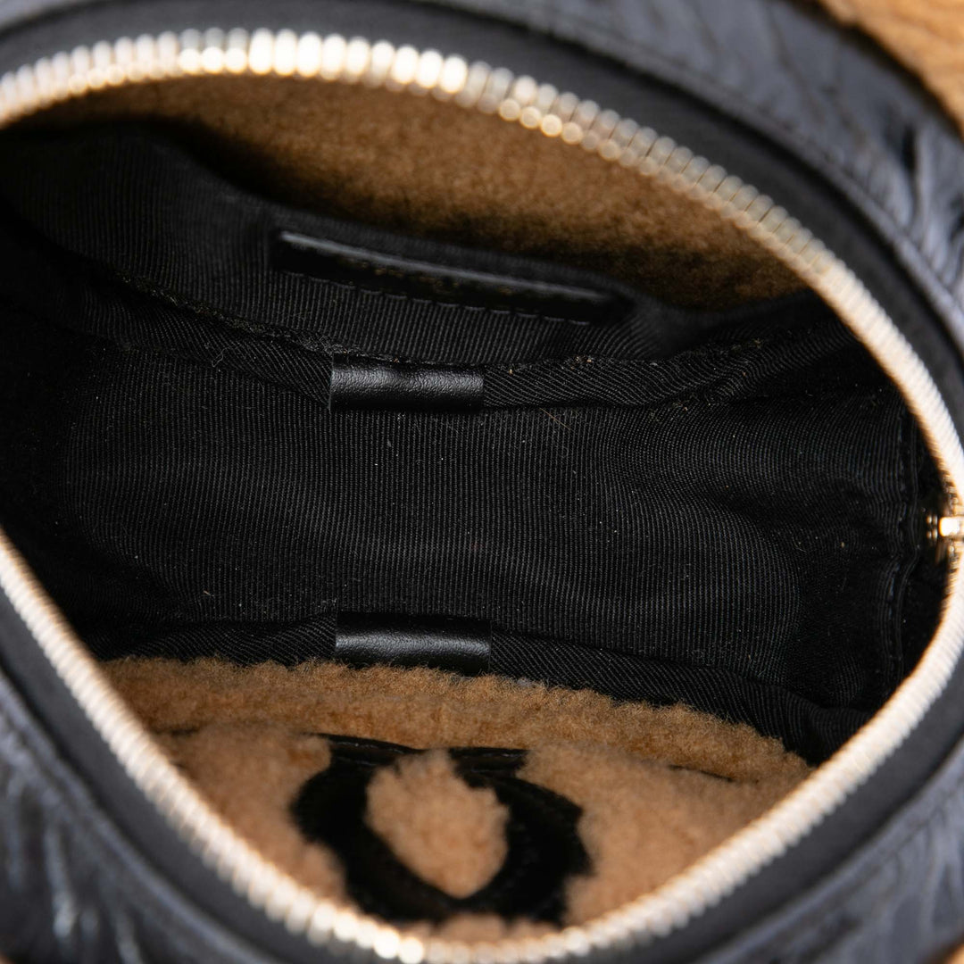 Chanel Shearling à finitions brillant Froissé Rond Pochette avec chaîne de mouton Noir – vue 4 – GABY PARIS