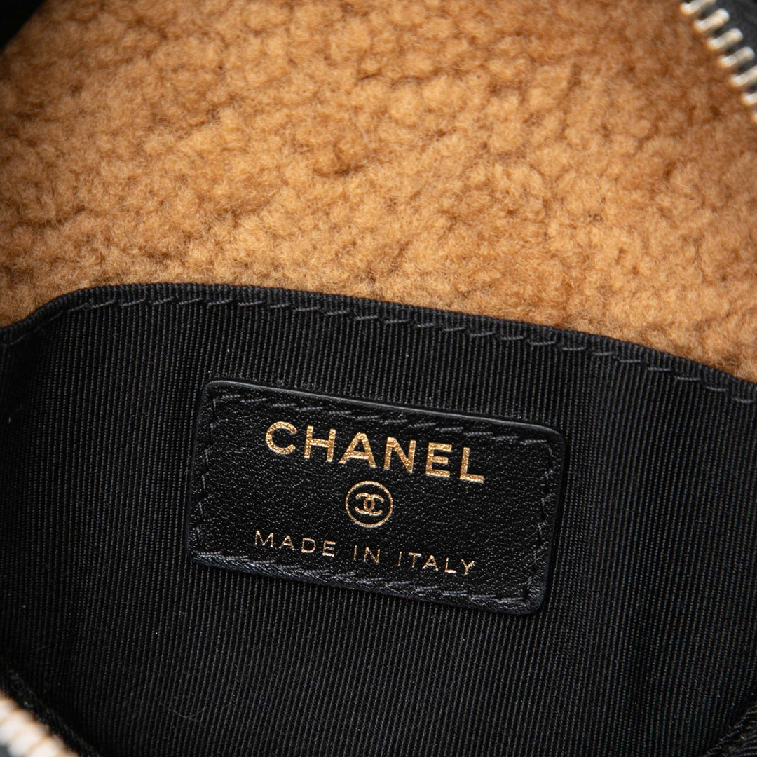Chanel Shearling à finitions brillant Froissé Rond Pochette avec chaîne de mouton Noir – vue 5 – GABY PARIS