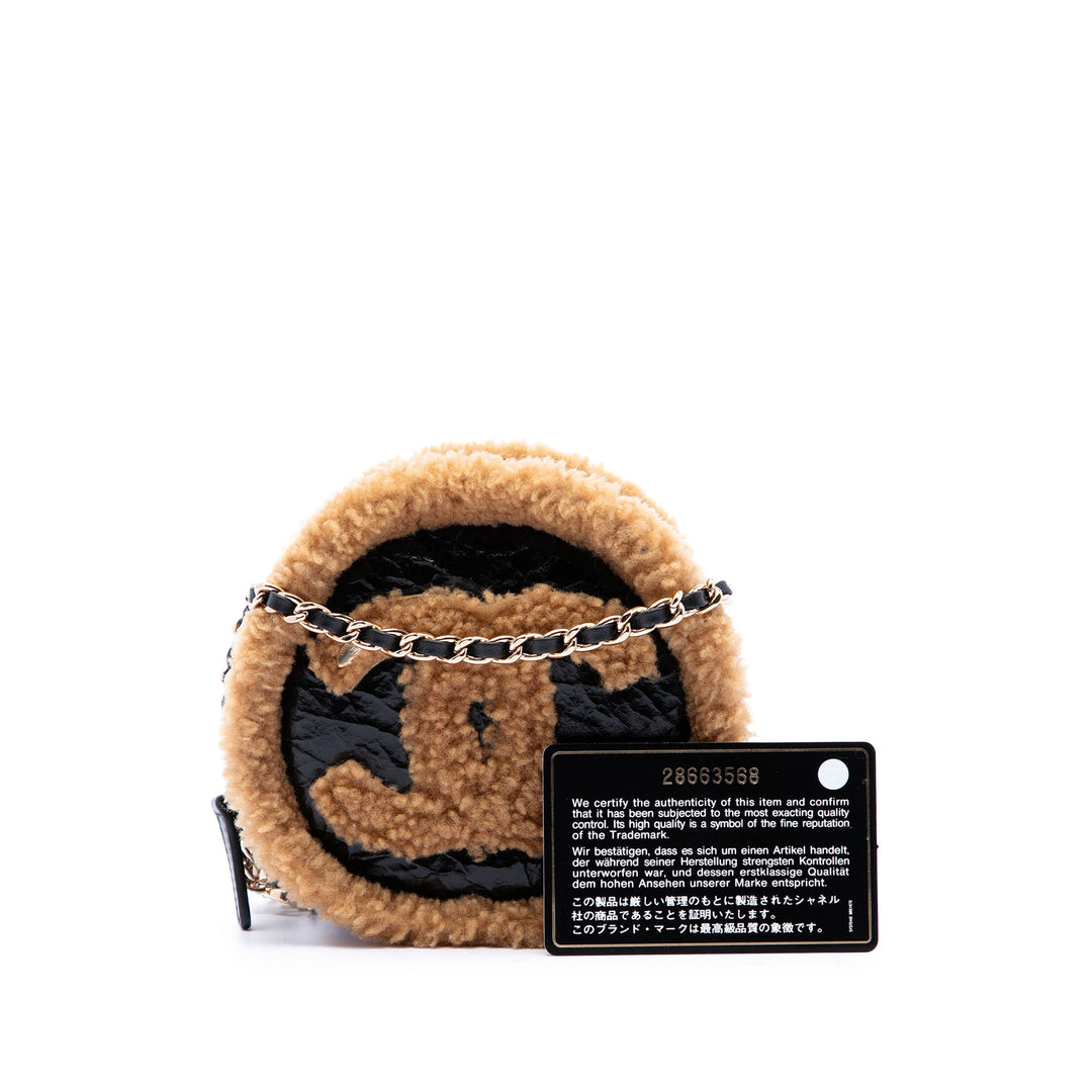 Chanel Shearling à finitions brillant Froissé Rond Pochette avec chaîne de mouton Noir – vue 7 – GABY PARIS