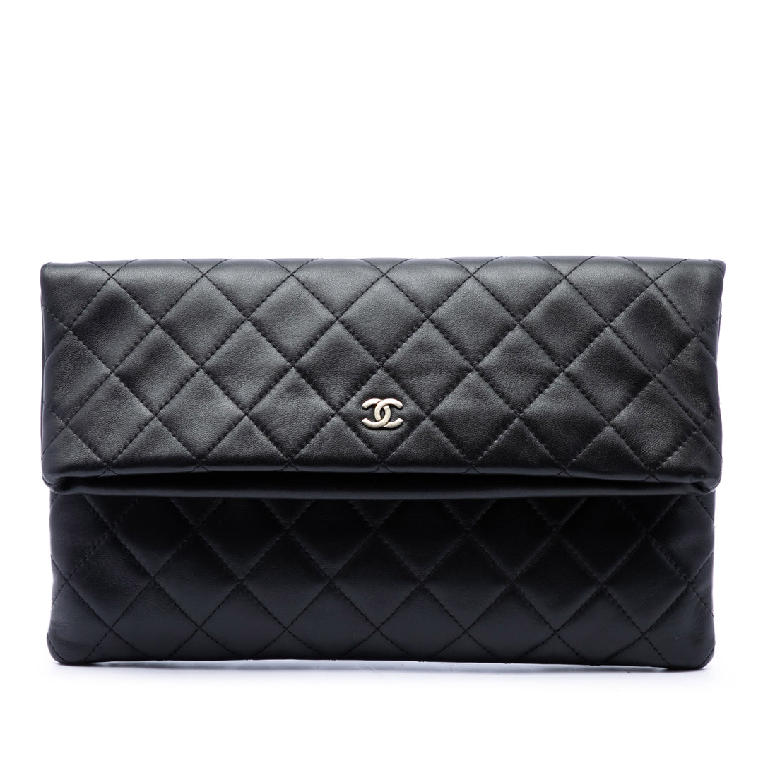 Chanel Matelassé CC Beauty Foldover Pochette Cuir d'agneau Noir – vue principale – GABY PARIS