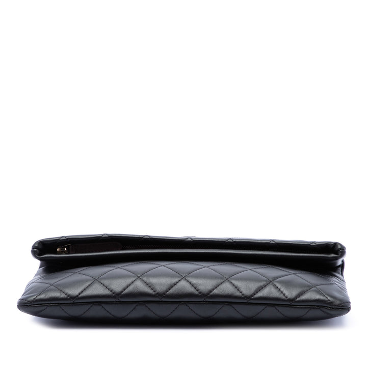 Chanel Matelassé CC Beauty Foldover Pochette Cuir d'agneau Noir – vue 3 – GABY PARIS