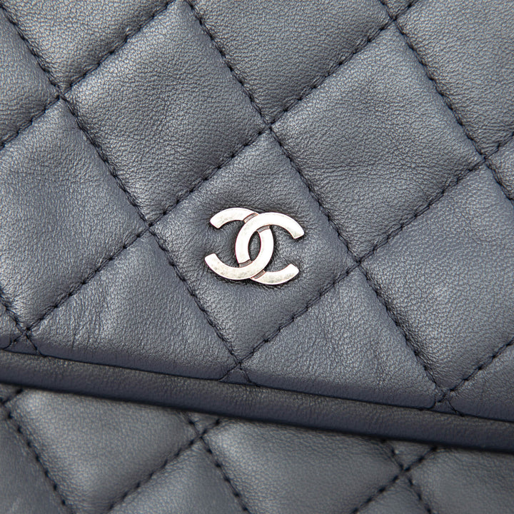 Chanel Matelassé CC Beauty Foldover Pochette Cuir d'agneau Noir – vue 5 – GABY PARIS