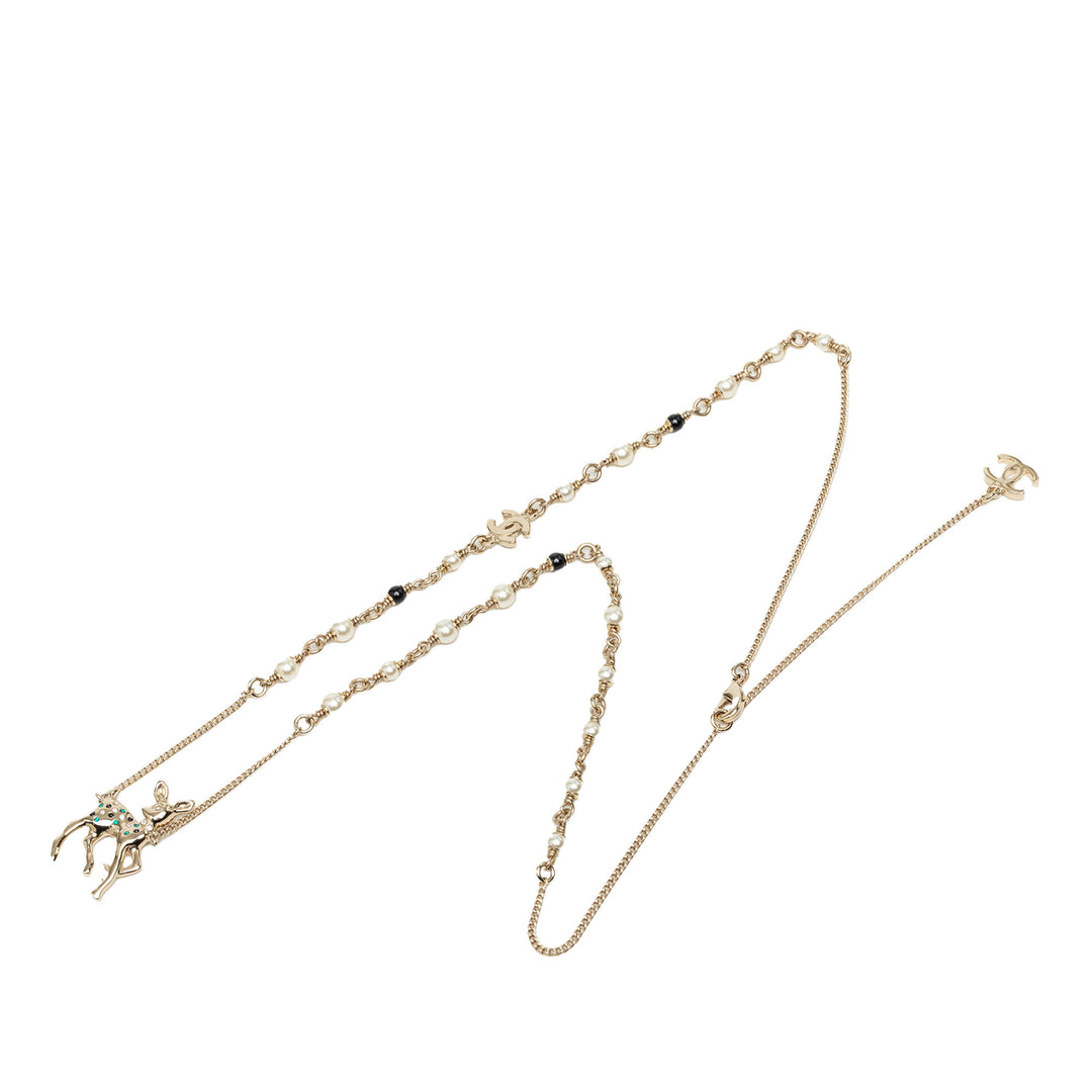 Chanel CC plaqué Perles fantaisie et Strass Deer Pendant Collier Doré – vue principale – GABY PARIS