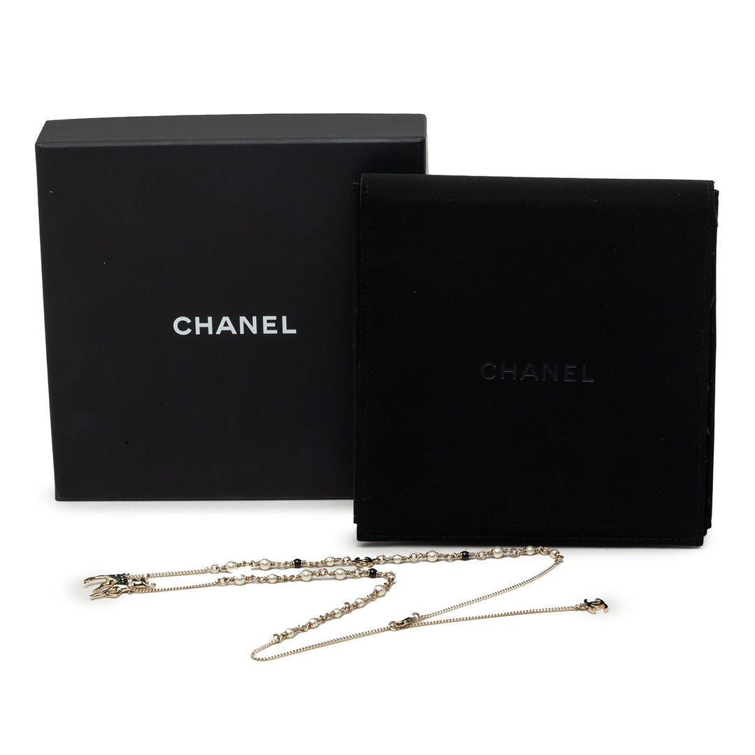 Chanel CC plaqué Perles fantaisie et Strass Deer Pendant Collier Doré – vue 7 – GABY PARIS