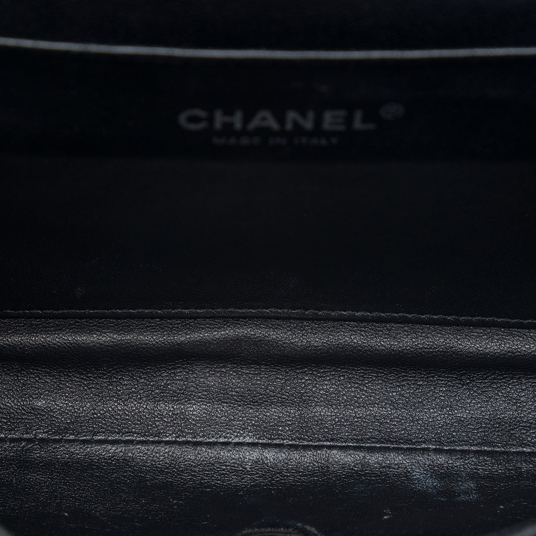 Chanel CC Matelassé Cuir verni à rabat Pochette avec chaîne