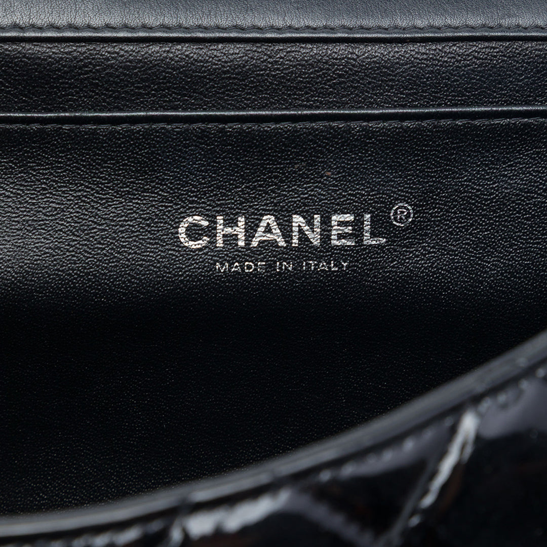 Chanel CC Matelassé Cuir verni à rabat Pochette avec chaîne