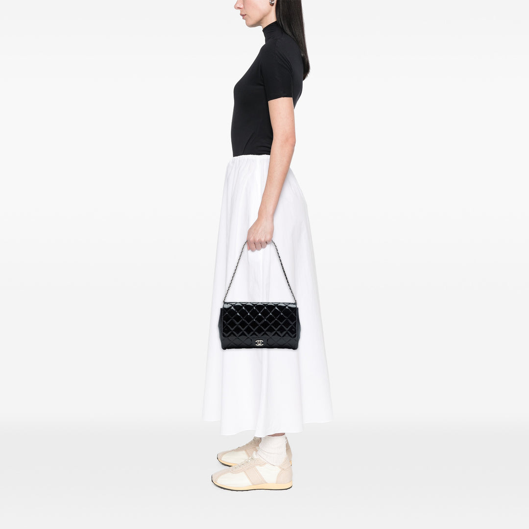 Chanel CC Matelassé Cuir verni à rabat Pochette avec chaîne