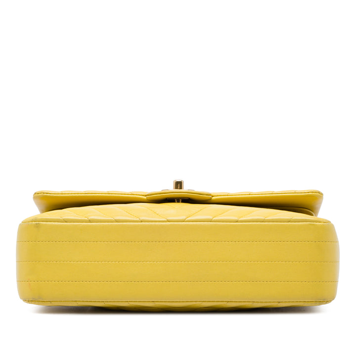 Chanel Classic Chevron Double rabat Moyen Cuir d'agneau Jaune – vue 3 – GABY PARIS