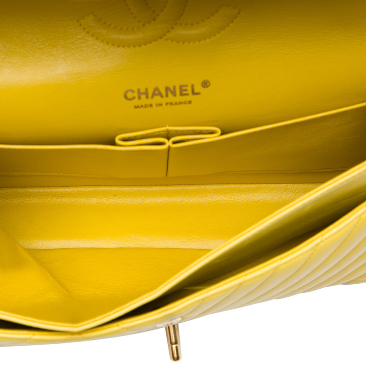 Chanel Classic Chevron Double rabat Moyen Cuir d'agneau Jaune – vue 4 – GABY PARIS