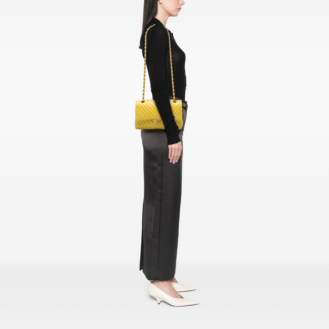 Chanel Classic Chevron Double rabat Moyen Cuir d'agneau Jaune – vue 5 – GABY PARIS