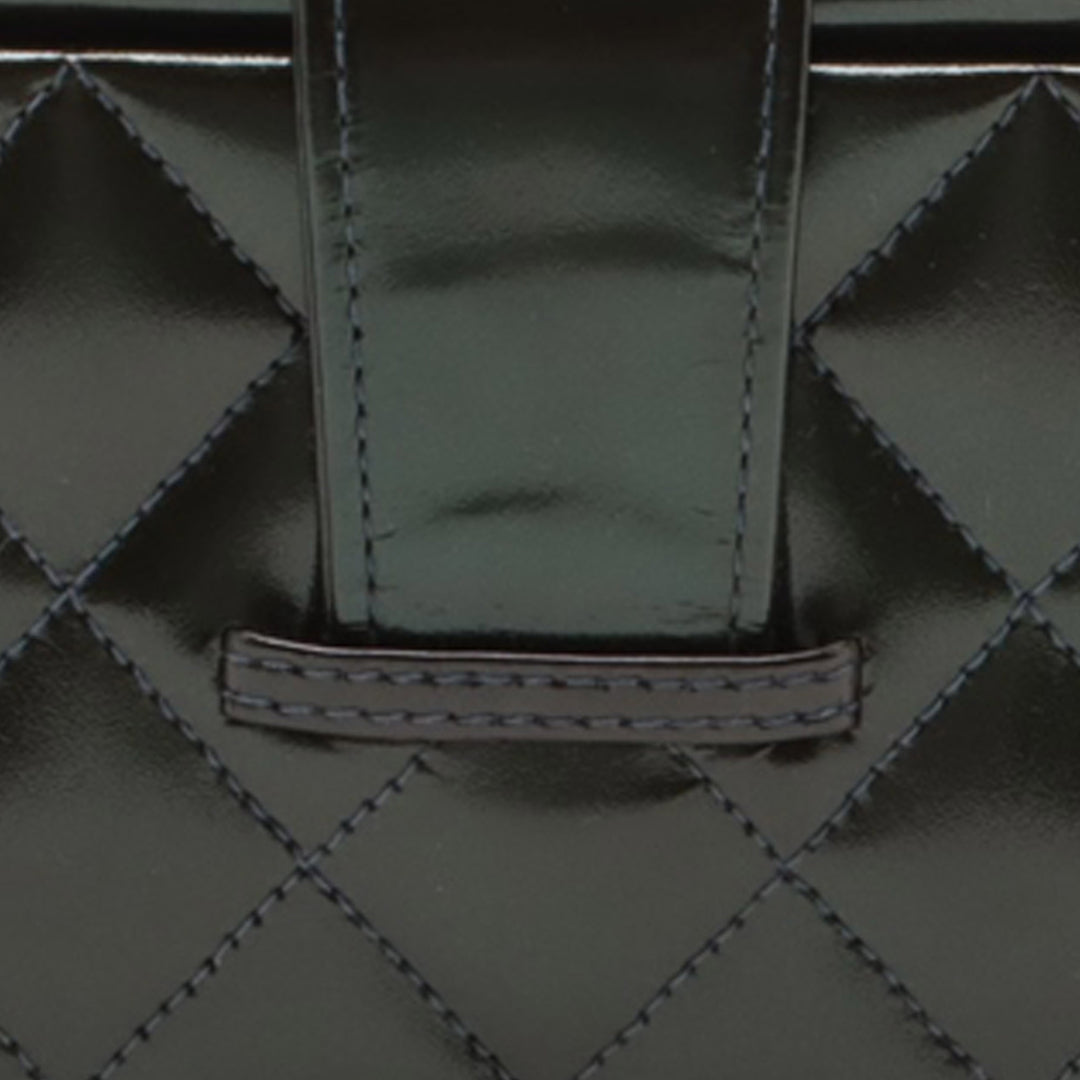 Chanel Quilted Cuir verni Vanity Boîte Vert – GABY PARIS Authentique