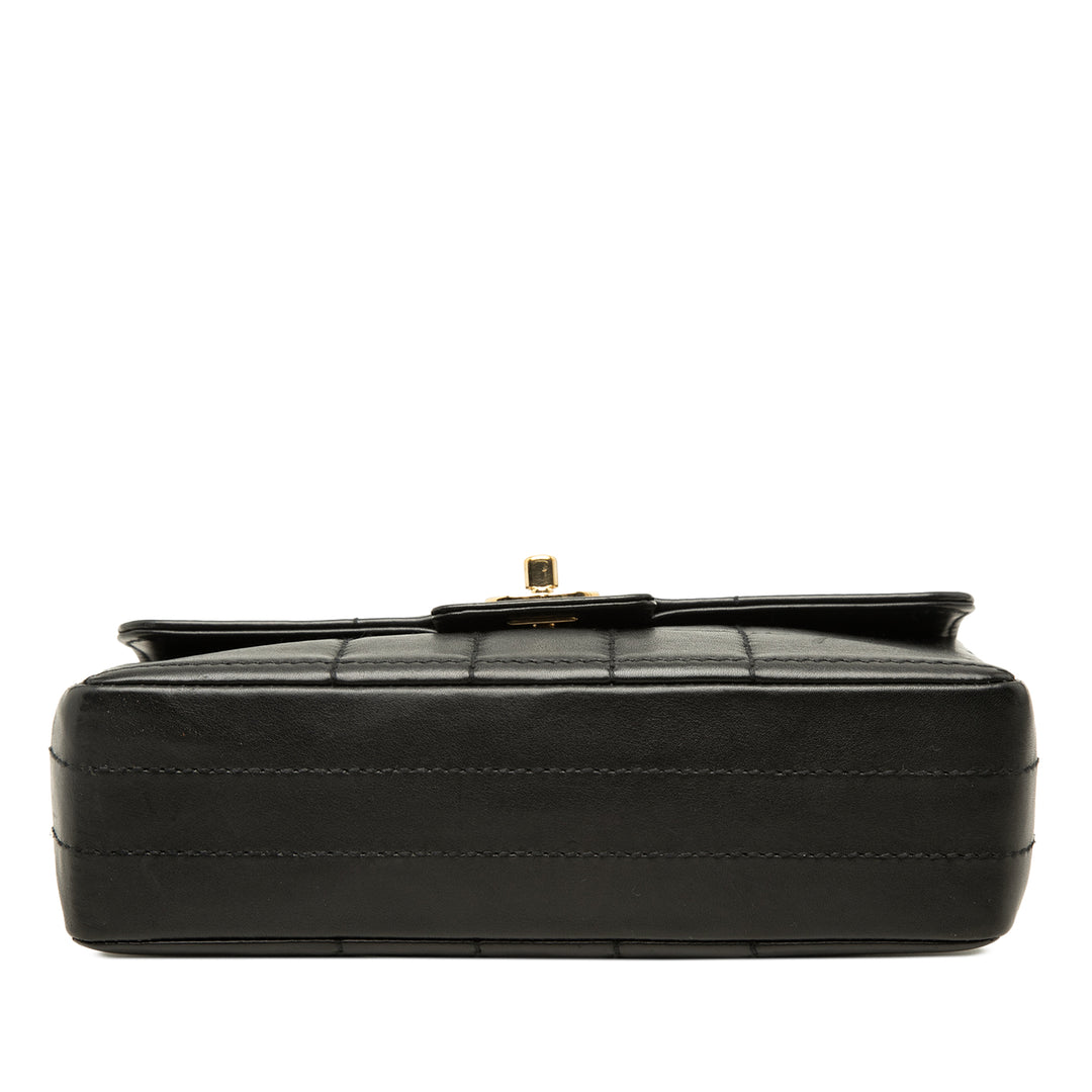 Chanel Chocolate Bar Rabat simple Cuir d'agneau Noir – vue 3 – GABY PARIS