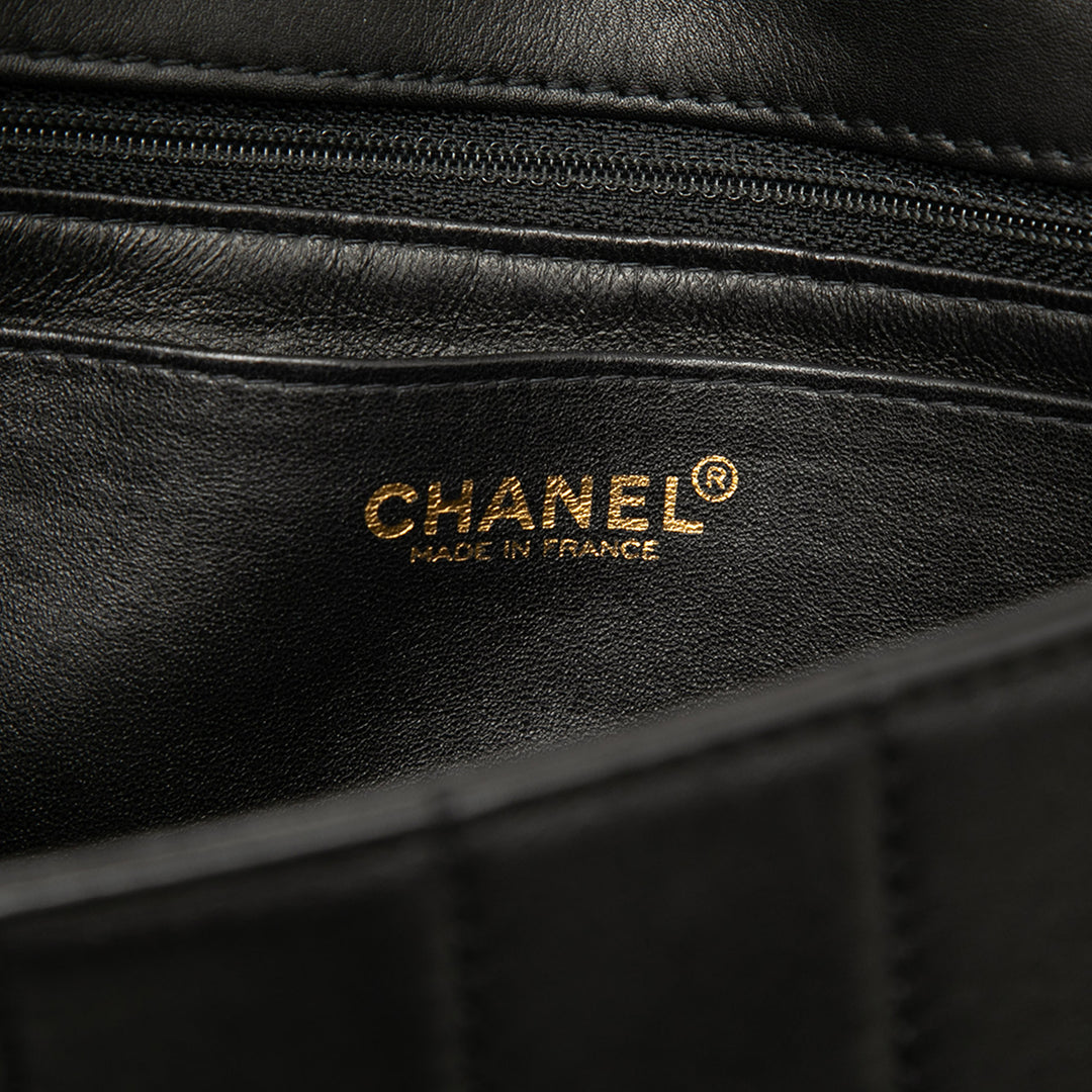 Chanel Chocolate Bar Rabat simple Cuir d'agneau Noir – vue 5 – GABY PARIS