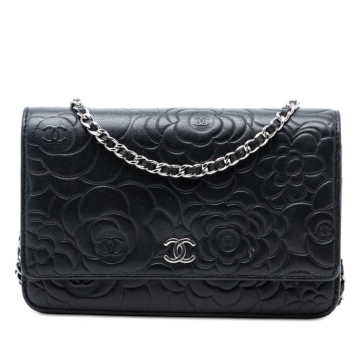 Chanel CC embossé Cuir d’agneau Camellia Wallet on Chain