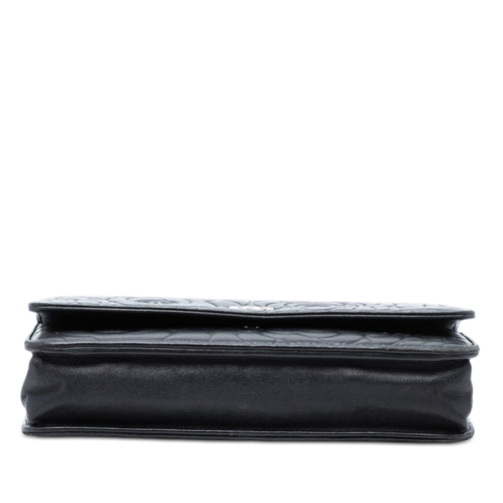 Chanel CC embossé Cuir d’agneau Camellia Wallet on Chain