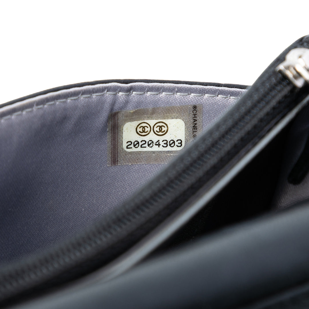 Chanel CC embossé Cuir d’agneau Camellia Wallet on Chain