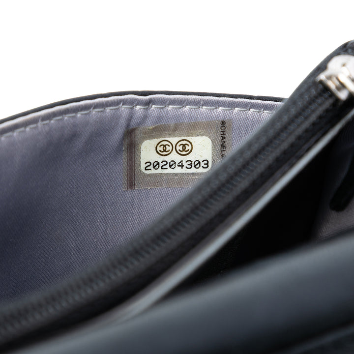 Chanel CC embossé Cuir d’agneau Camellia Wallet on Chain