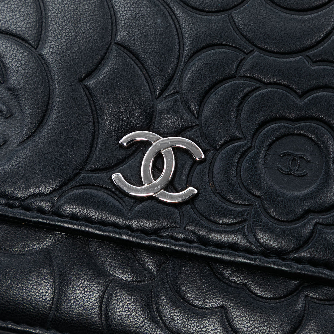 Chanel CC embossé Cuir d’agneau Camellia Wallet on Chain
