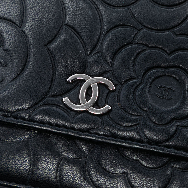 Chanel CC embossé Cuir d’agneau Camellia Wallet on Chain