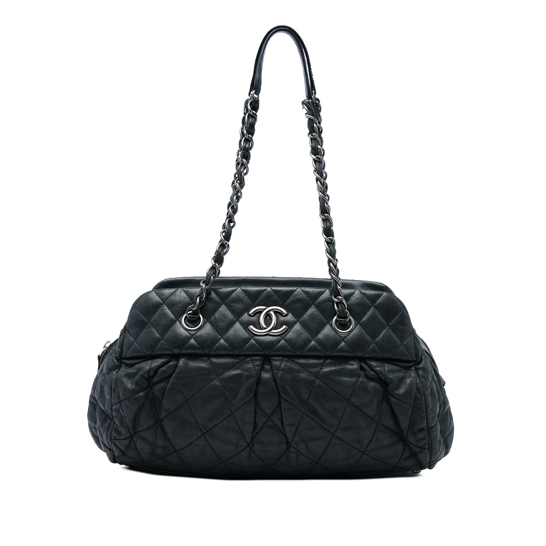 Chanel Matelassé Irisé Chic Quilt Sac bowling Cuir de veau Noir – vue principale – GABY PARIS