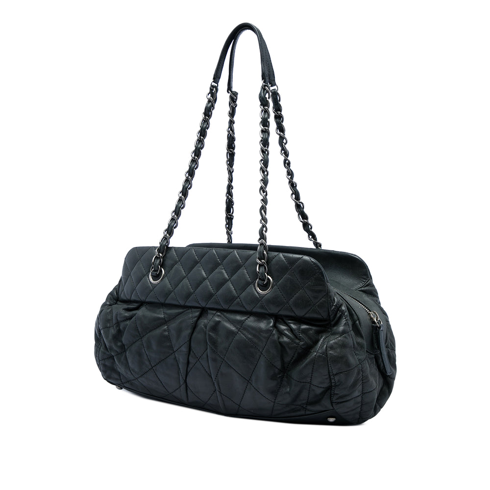 Chanel Matelassé Irisé Chic Quilt Sac bowling Cuir de veau Noir – vue 2 – GABY PARIS