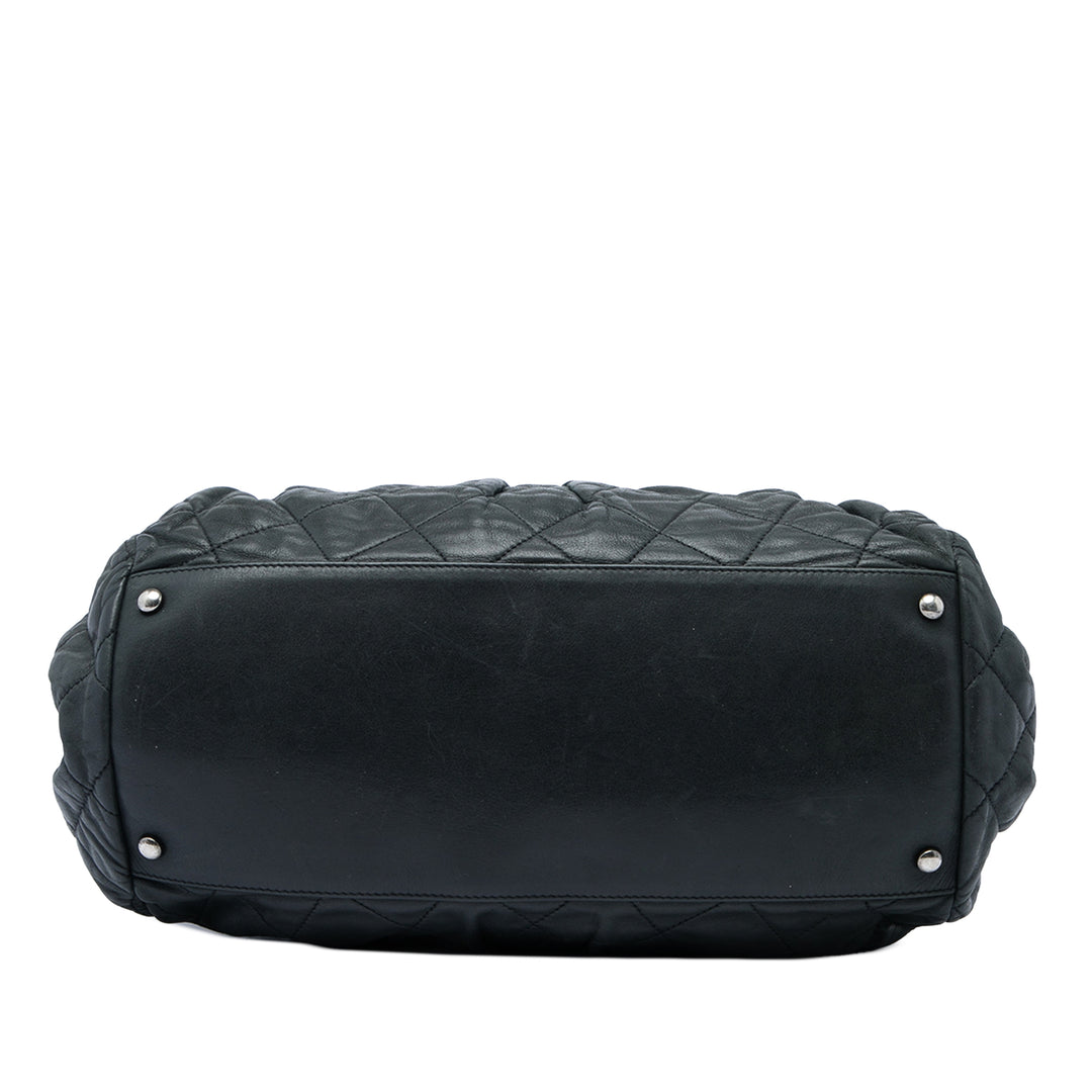 Chanel Matelassé Irisé Chic Quilt Sac bowling Cuir de veau Noir – vue 3 – GABY PARIS