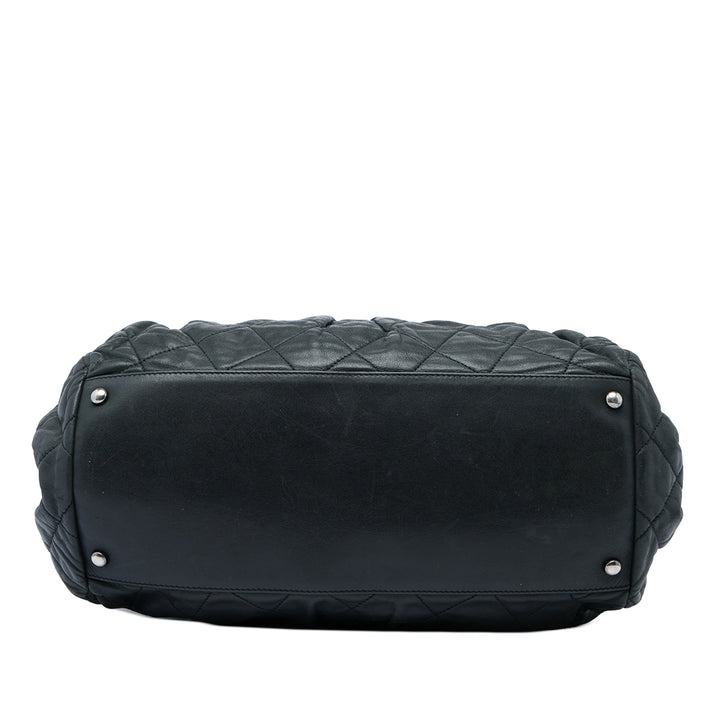 Chanel Matelassé Irisé Chic Quilt Sac bowling Cuir de veau Noir – vue 3 – GABY PARIS