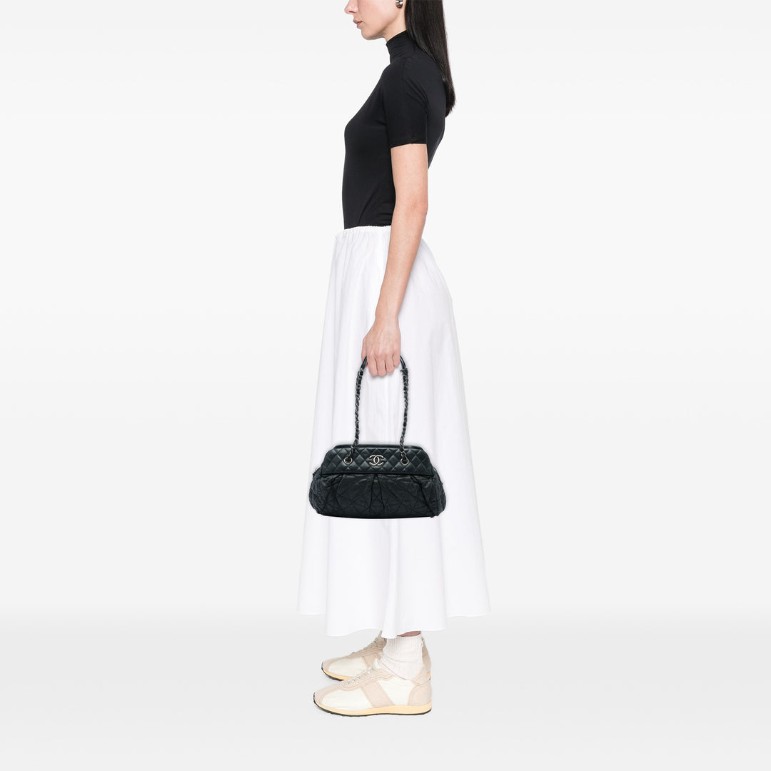 Chanel Matelassé Irisé Chic Quilt Sac bowling Cuir de veau Noir – vue 5 – GABY PARIS