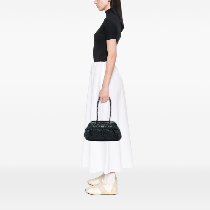 Chanel Matelassé Irisé Chic Quilt Sac bowling Cuir de veau Noir – vue 5 – GABY PARIS