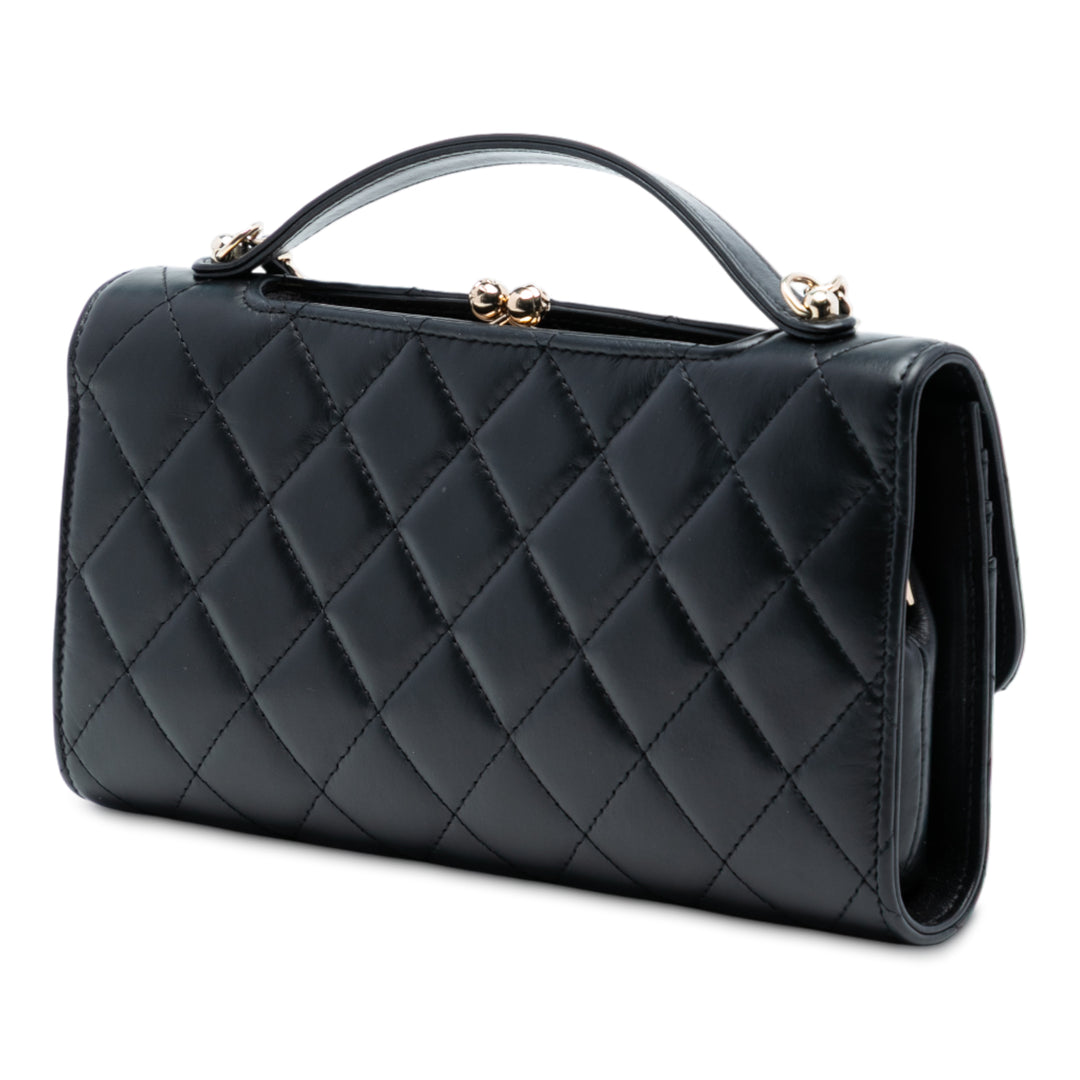 Chanel CC Matelassé Cuir de veau Kiss Lock à rabat Phone Holder On Chain