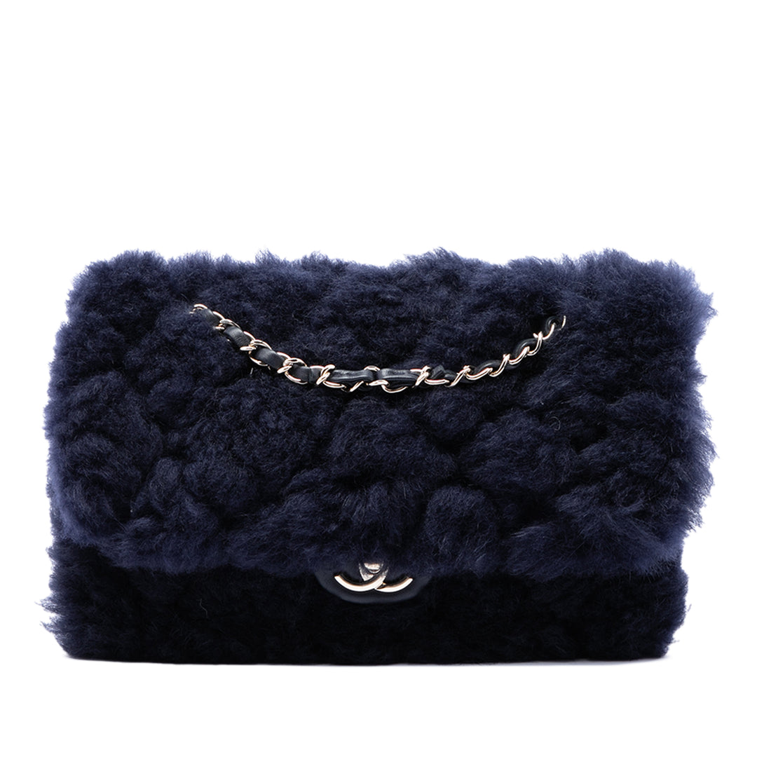 Chanel Sac bandoulière CC Shearling et Rabat simple Moyen Cuir d'agneau Bleu – vue principale – GABY PARIS