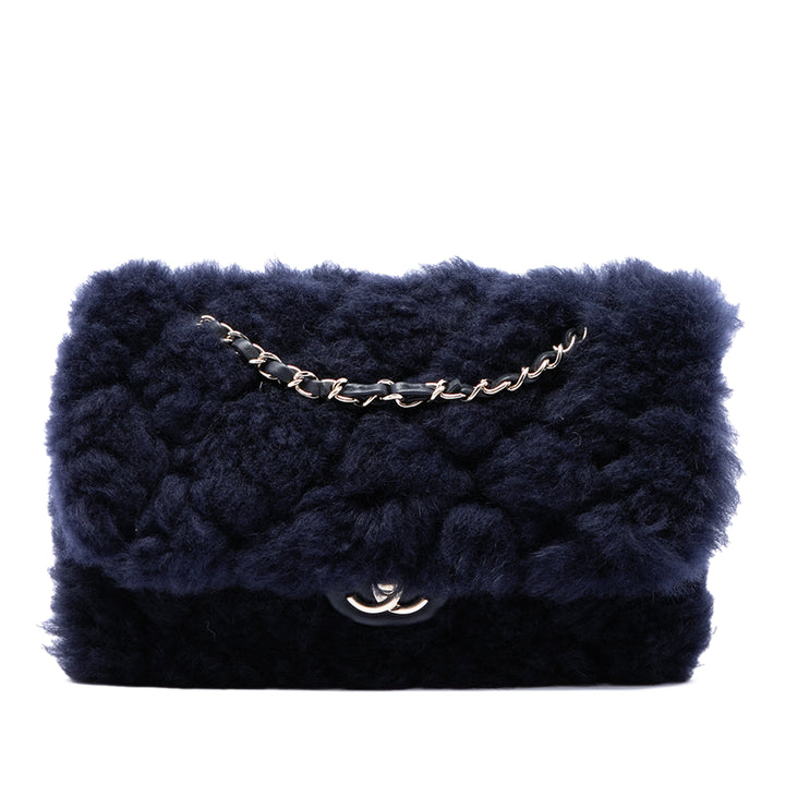 Chanel Sac bandoulière CC Shearling et Rabat simple Moyen Cuir d'agneau Bleu – vue principale – GABY PARIS