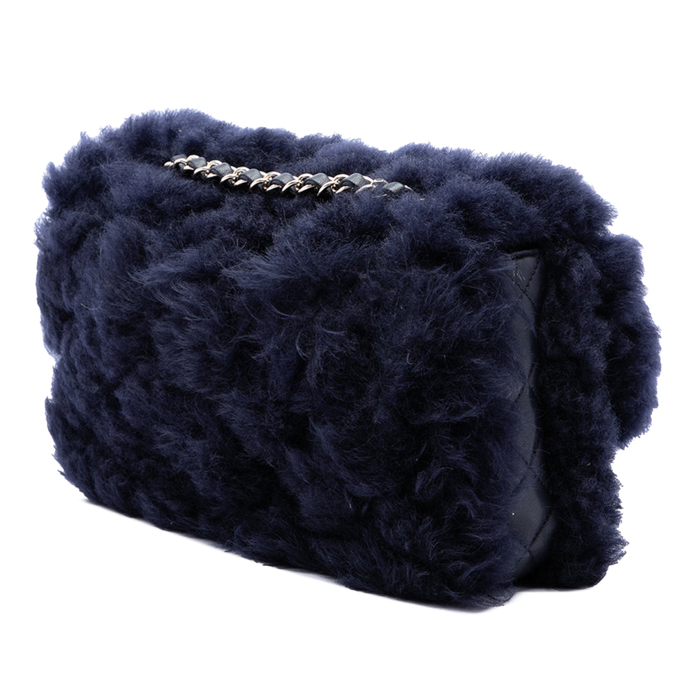 Chanel Sac bandoulière CC Shearling et Rabat simple Moyen Cuir d'agneau Bleu – vue 2 – GABY PARIS