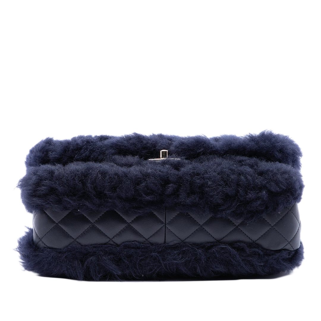 Chanel Sac bandoulière CC Shearling et Rabat simple Moyen Cuir d'agneau Bleu – vue 3 – GABY PARIS