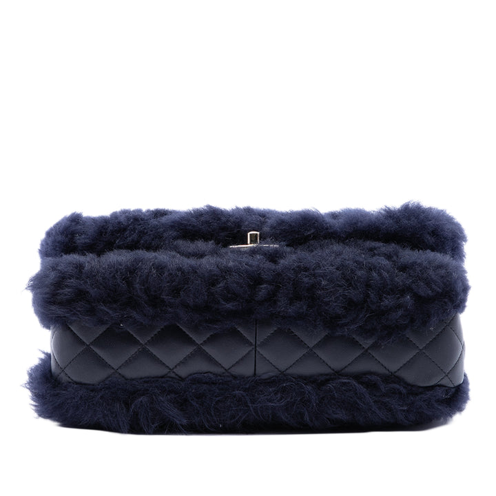 Chanel Sac bandoulière CC Shearling et Rabat simple Moyen Cuir d'agneau Bleu – vue 3 – GABY PARIS