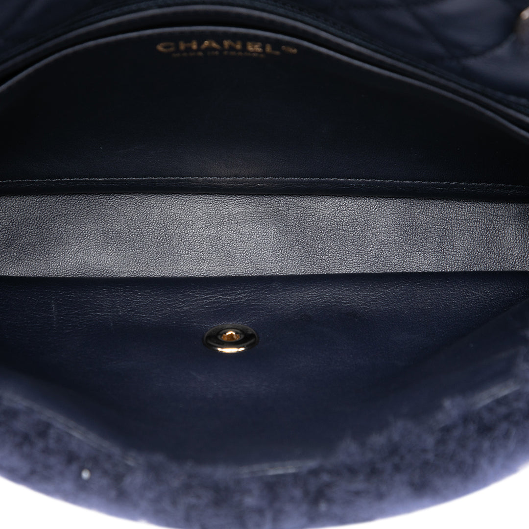 Chanel Sac bandoulière CC Shearling et Rabat simple Moyen Cuir d'agneau Bleu – vue 4 – GABY PARIS