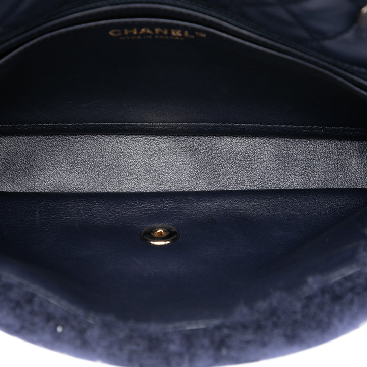 Chanel Sac bandoulière CC Shearling et Rabat simple Moyen Cuir d'agneau Bleu – vue 4 – GABY PARIS