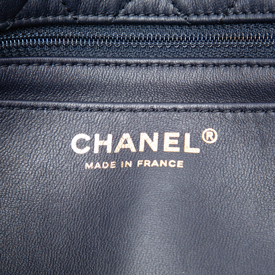 Chanel Sac bandoulière CC Shearling et Rabat simple Moyen Cuir d'agneau Bleu – vue 5 – GABY PARIS