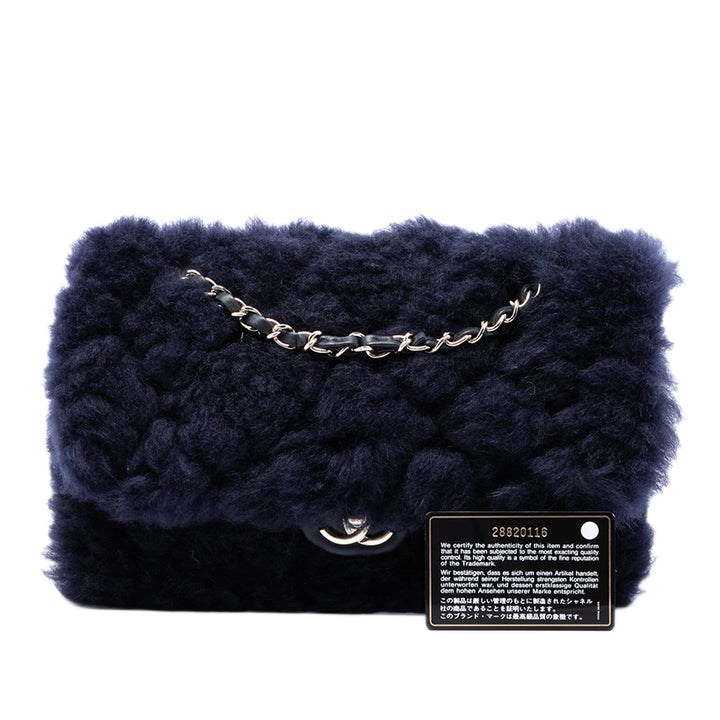 Chanel Sac bandoulière CC Shearling et Rabat simple Moyen Cuir d'agneau Bleu – vue 7 – GABY PARIS