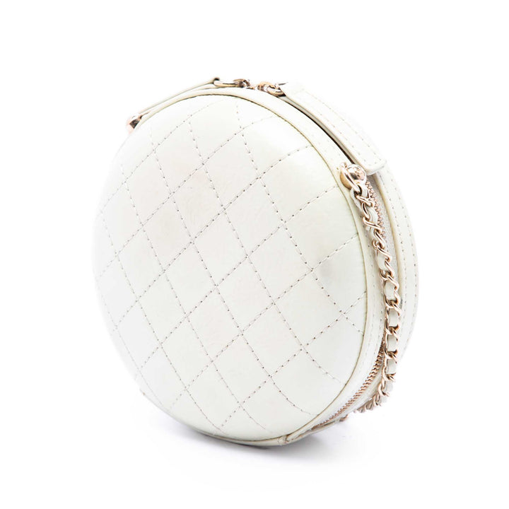Chanel CC Matelassé Rond Pochette avec chaîne Cuir d'agneau Blanc – vue 2 – GABY PARIS