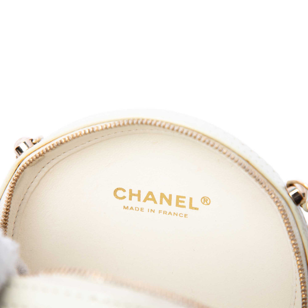 Chanel CC Matelassé Rond Pochette avec chaîne Cuir d'agneau Blanc – vue 5 – GABY PARIS
