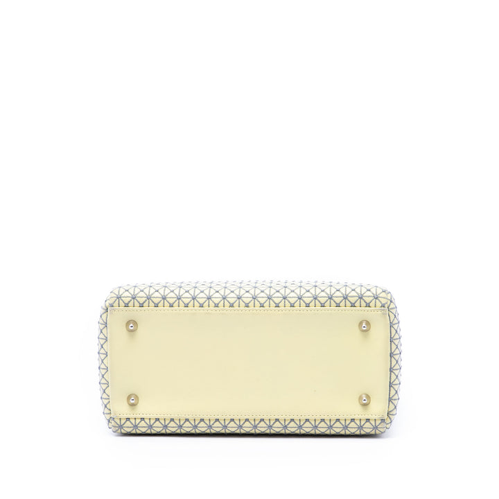 Dior brodé Microcannage Lady Dior Moyen Cuir d'agneau Jaune – vue 3 – GABY PARIS