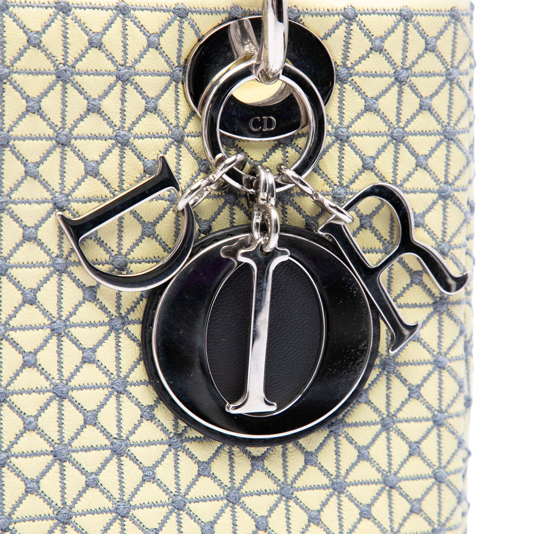 Dior brodé Microcannage Lady Dior Moyen Cuir d'agneau Jaune – vue 5 – GABY PARIS