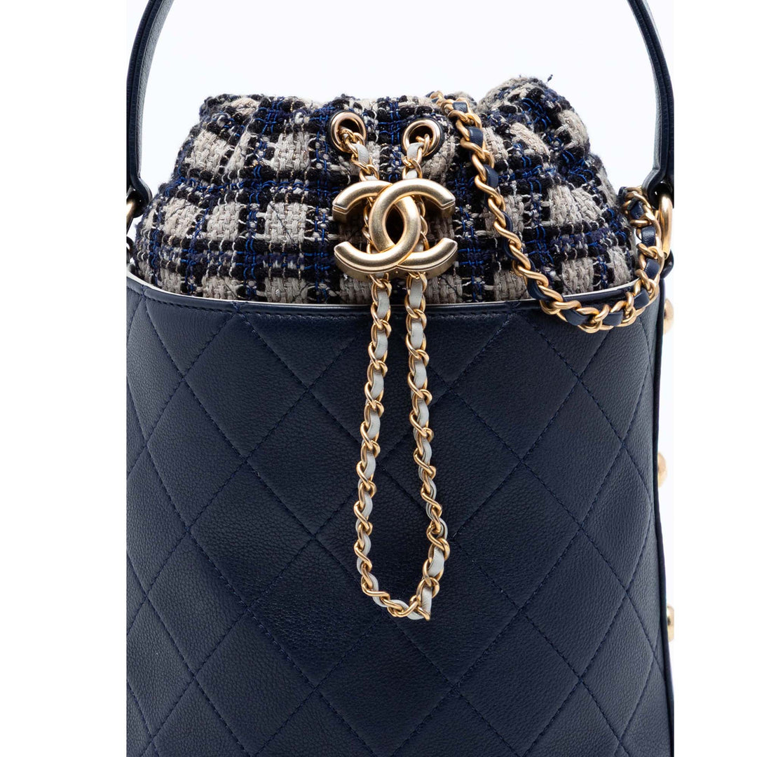 Chanel Medium CC Cuir de veau et Tweed Drawstring Bucket Sac