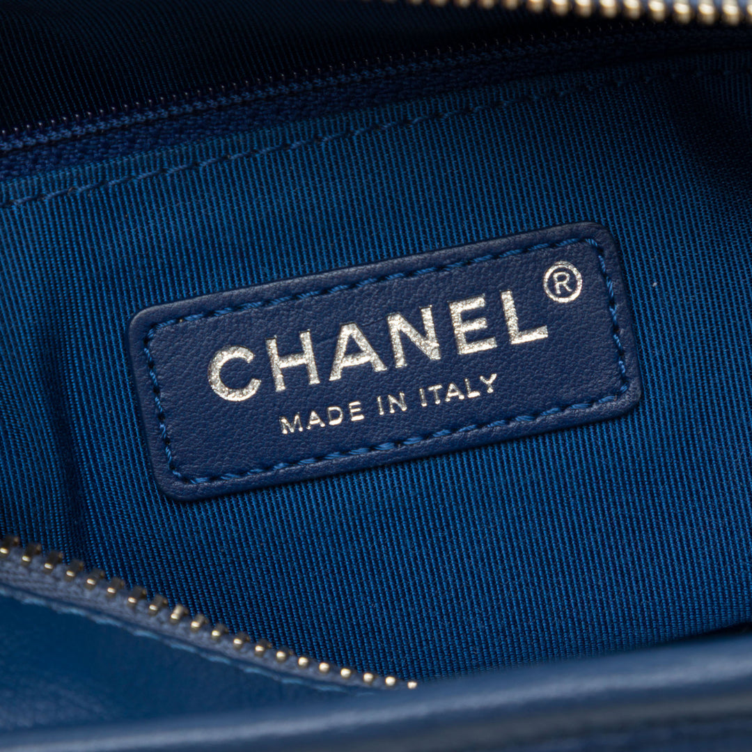 Chanel Gabrielle Sac Petit Cuir d'agneau Bleu – vue 5 – GABY PARIS