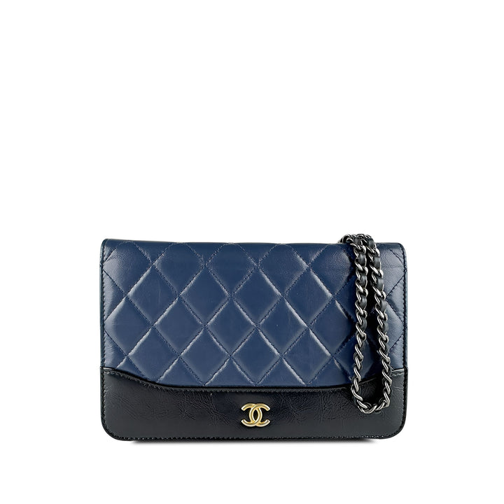 Chanel Bicolore Matelassé vieilli Gabrielle Wallet on Chain Cuir de veau Noir – vue principale – GABY PARIS