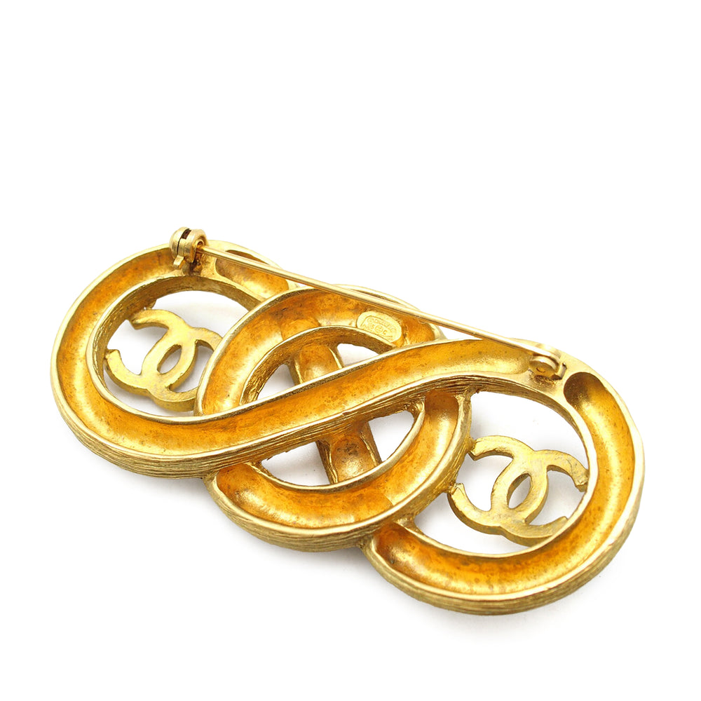 Chanel Broche CC Infinity plaqué or – vue 2 – GABY PARIS