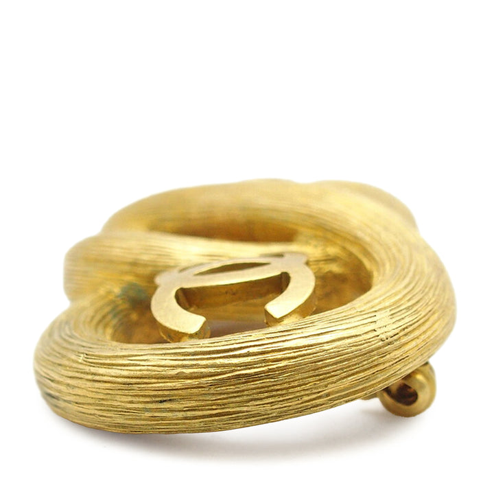 Chanel Broche CC Infinity plaqué or – vue 3 – GABY PARIS