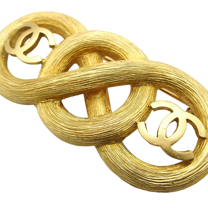 Chanel Broche CC Infinity plaqué or – vue 4 – GABY PARIS
